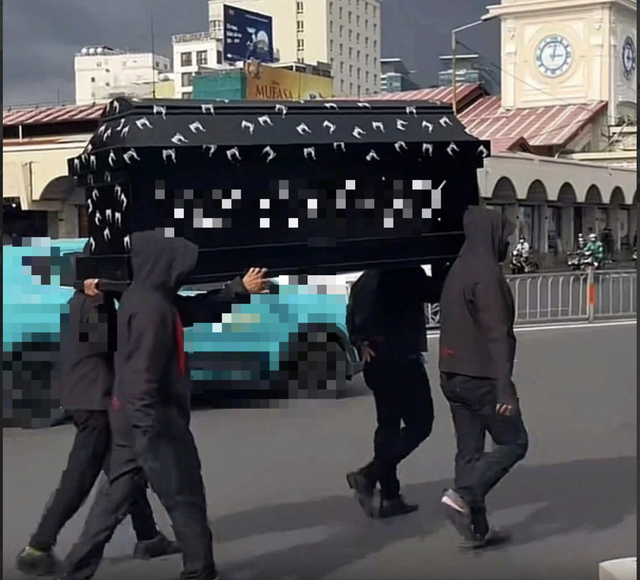 11 bị c&aacute;o 'khi&ecirc;ng quan t&agrave;i trước chợ Bến Th&agrave;nh' nhận &aacute;n t&ugrave;- Ảnh 3.