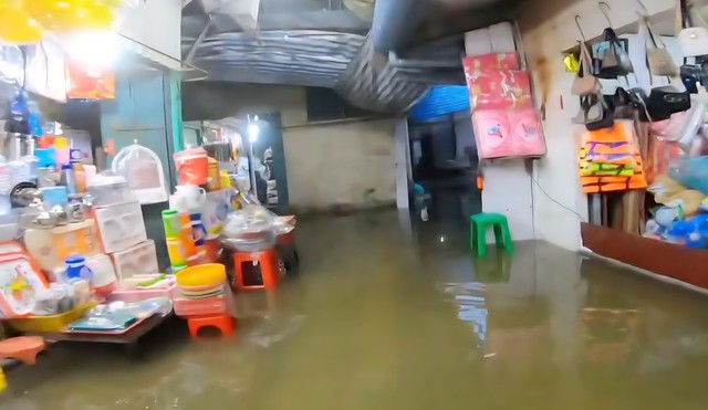 Tiểu thương khổ v&igrave; chợ xuống cấp cận tết- Ảnh 1.