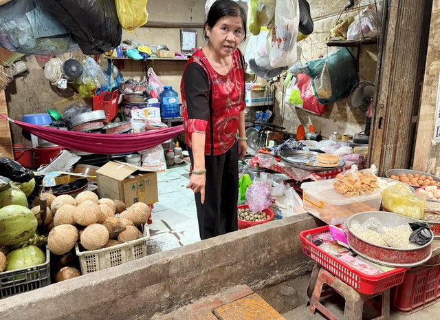 Tiểu thương khổ v&igrave; chợ xuống cấp cận tết- Ảnh 3.