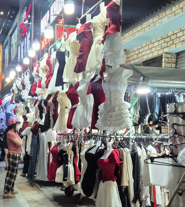 Khu phố thời trang đ&igrave;u hiu d&ugrave; chỉ c&ograve;n v&agrave;i ng&agrave;y nữa tới tết - Ảnh 12.