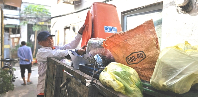 Nỗi L&ograve;ng người gom r&aacute;c: Xin đừng gọi l&agrave; "tiền r&aacute;c th&aacute;ng 13" - Ảnh 1.