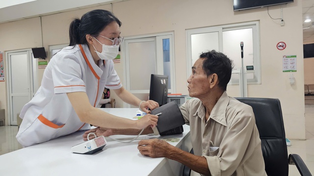 Bệnh viện T&acirc;n An trao qu&agrave; tết v&agrave; g&oacute;i kh&aacute;m sức khỏe hơn 2 tỉ đồng- Ảnh 5.