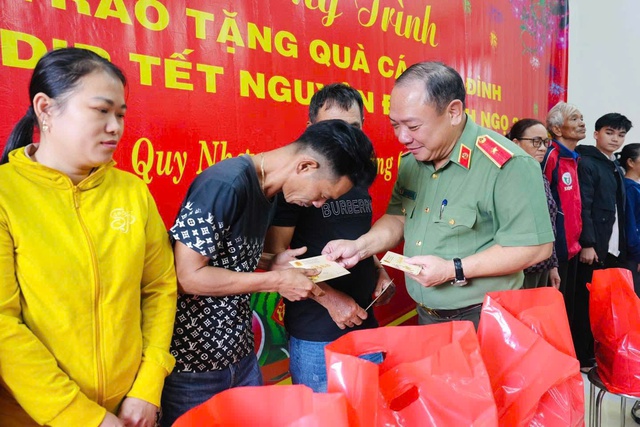 C&ocirc;ng an tỉnh Gia Lai trao 600 suất qu&agrave; tết cho người d&acirc;n Hải Minh- Ảnh 1.