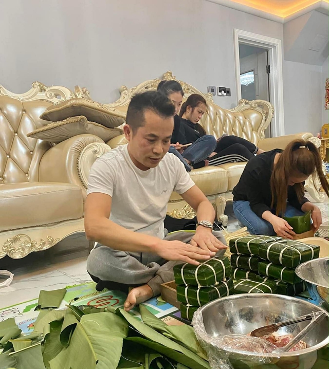 Người Việt ở Anh huy động cả nh&agrave; g&oacute;i b&aacute;nh chưng, gi&ograve; chả vẫn kh&ocirc;ng đủ b&aacute;n- Ảnh 4.