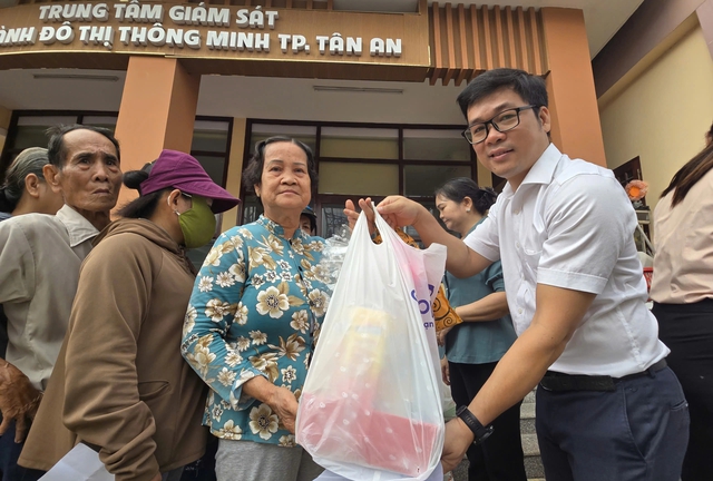 Bệnh viện T&acirc;n An trao qu&agrave; tết v&agrave; g&oacute;i kh&aacute;m sức khỏe hơn 2 tỉ đồng- Ảnh 3.