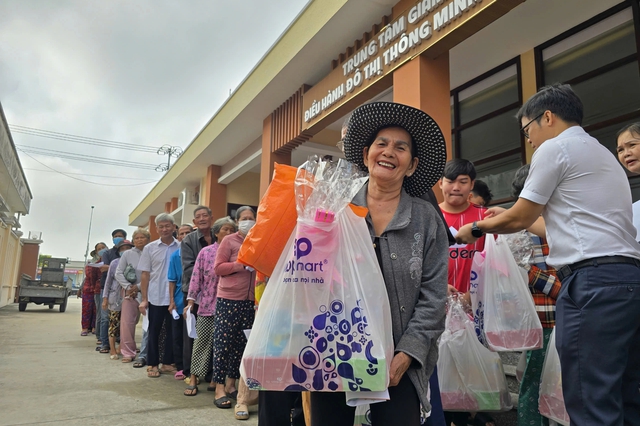 Bệnh viện T&acirc;n An trao qu&agrave; tết v&agrave; g&oacute;i kh&aacute;m sức khỏe hơn 2 tỉ đồng- Ảnh 4.