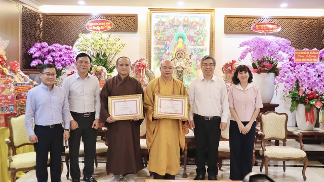 TP.HCM trao bằng khen cho thượng tọa Th&iacute;ch Thanh Phong v&agrave; thượng tọa Th&iacute;ch T&acirc;m Hải - Ảnh 3.