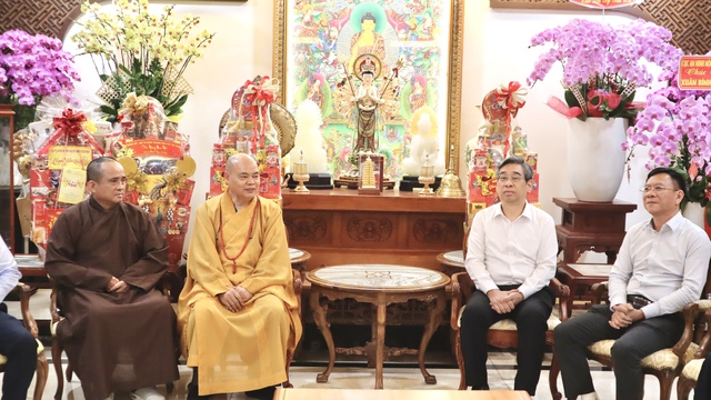 TP.HCM trao bằng khen cho thượng tọa Th&iacute;ch Thanh Phong v&agrave; thượng tọa Th&iacute;ch T&acirc;m Hải - Ảnh 1.