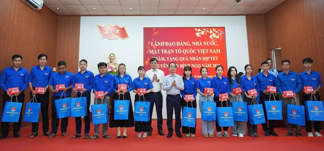 Ủy vi&ecirc;n Bộ Ch&iacute;nh trị Nguyễn Thanh Nghị thăm, tặng qu&agrave; tết ở C&agrave; Mau - Ảnh 3.