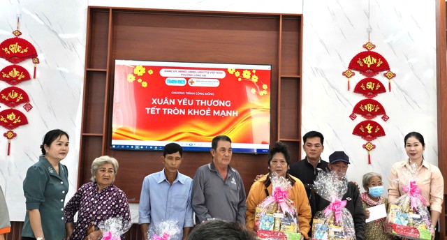 Bệnh viện T&acirc;n An trao qu&agrave; tết v&agrave; g&oacute;i kh&aacute;m sức khỏe hơn 2 tỉ đồng- Ảnh 1.