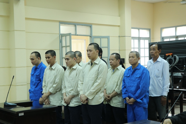 11 bị c&aacute;o 'khi&ecirc;ng quan t&agrave;i trước chợ Bến Th&agrave;nh' nhận &aacute;n t&ugrave;- Ảnh 1.