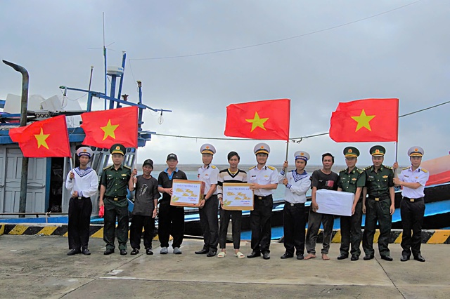 Đảo Trường Sa trao qu&agrave; tết cho ngư d&acirc;n b&aacute;m biển- Ảnh 1.