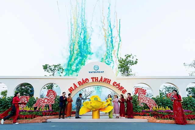 Sắc xu&acirc;n tại Waterpoint: H&agrave;ng ng&agrave;n du kh&aacute;ch say l&ograve;ng trước đường hoa rạng rỡ- Ảnh 1.