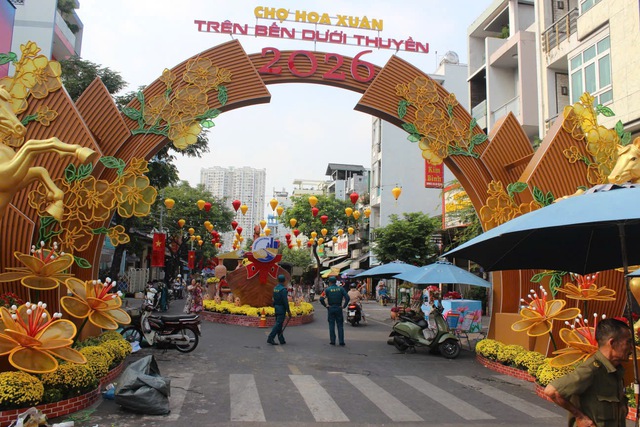 Chợ hoa 'Tr&ecirc;n bến dưới thuyền' hot rần rần: Giới trẻ check-in trước giờ G - Ảnh 1.