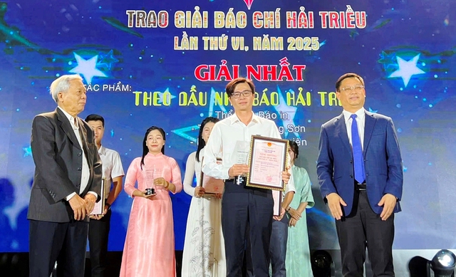 B&ecirc;n ly tr&agrave; xu&acirc;n c&ugrave;ng Nguyễn Khoa Điềm- Ảnh 1.