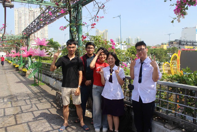 Chợ hoa 'Tr&ecirc;n bến dưới thuyền' hot rần rần: Giới trẻ check-in trước giờ G - Ảnh 9.