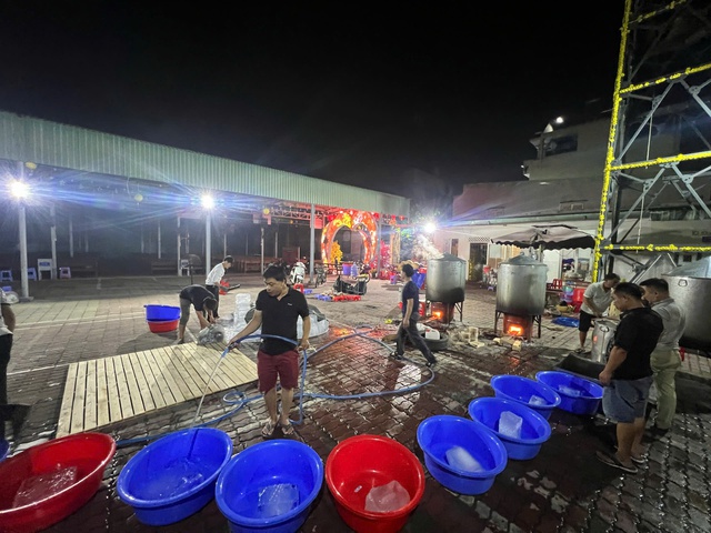 Người C&ocirc;ng gi&aacute;o ở TP.HCM đến nh&agrave; thờ g&oacute;i b&aacute;nh chưng l&agrave;m điều đặc biệt dịp tết  - Ảnh 6.