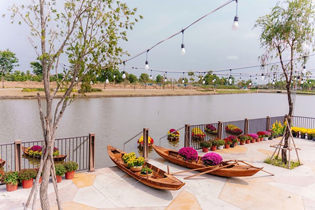 Sắc xu&acirc;n tại Waterpoint: H&agrave;ng ng&agrave;n du kh&aacute;ch say l&ograve;ng trước đường hoa rạng rỡ- Ảnh 2.