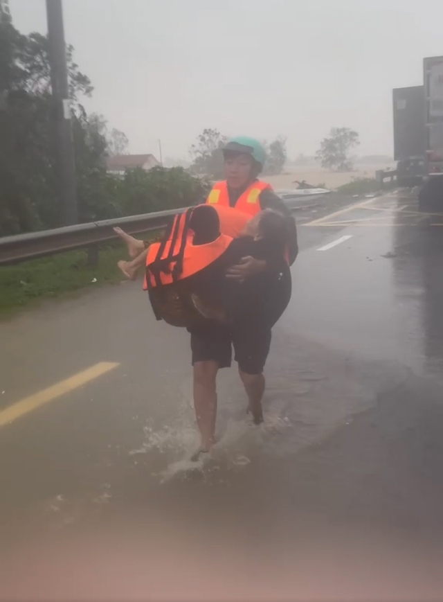 Lũ lịch sử 2025 ở Đắk Lắk và tình người ấm áp giữa khó khăn - Ảnh 2. Lũ lịch sử 2025 ở Đắk Lắk và tình người ấm áp giữa khó khăn - Ảnh 2.