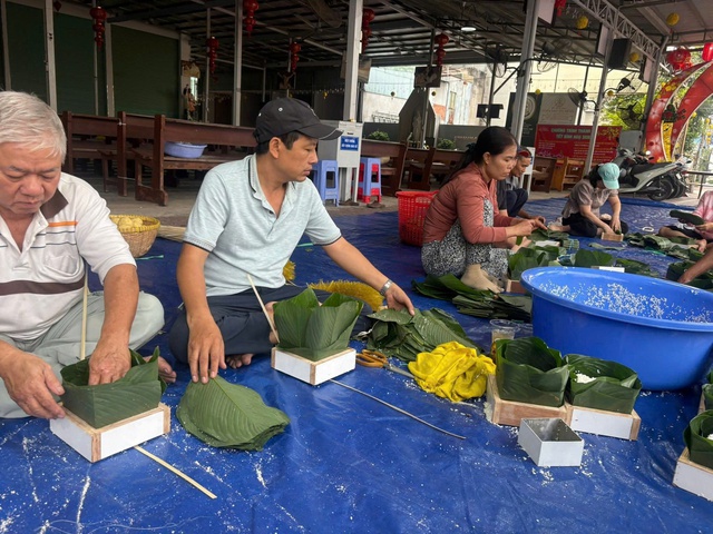 Người C&ocirc;ng gi&aacute;o ở TP.HCM đến nh&agrave; thờ g&oacute;i b&aacute;nh chưng l&agrave;m điều đặc biệt dịp tết  - Ảnh 1.