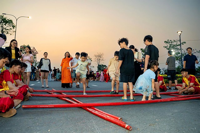 Sắc xu&acirc;n tại Waterpoint: H&agrave;ng ng&agrave;n du kh&aacute;ch say l&ograve;ng trước đường hoa rạng rỡ- Ảnh 4.