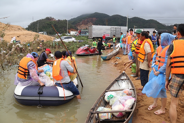 Lũ lịch sử 2025 ở Đắk Lắk và tình người ấm áp giữa khó khăn - Ảnh 3. Lũ lịch sử 2025 ở Đắk Lắk và tình người ấm áp giữa khó khăn - Ảnh 3.