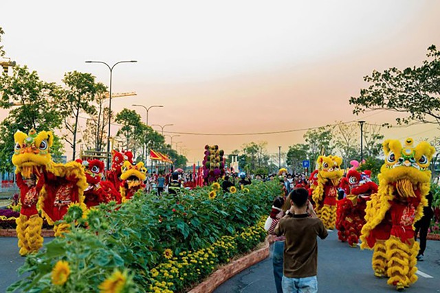 Sắc xu&acirc;n tại Waterpoint: H&agrave;ng ng&agrave;n du kh&aacute;ch say l&ograve;ng trước đường hoa rạng rỡ- Ảnh 5.