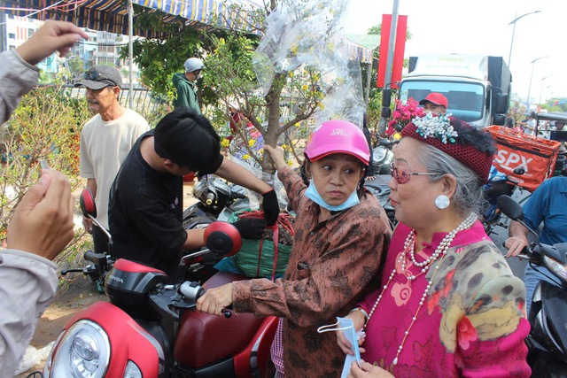 Chợ hoa 'Tr&ecirc;n bến dưới thuyền' hot rần rần: Giới trẻ check-in trước giờ G - Ảnh 4.