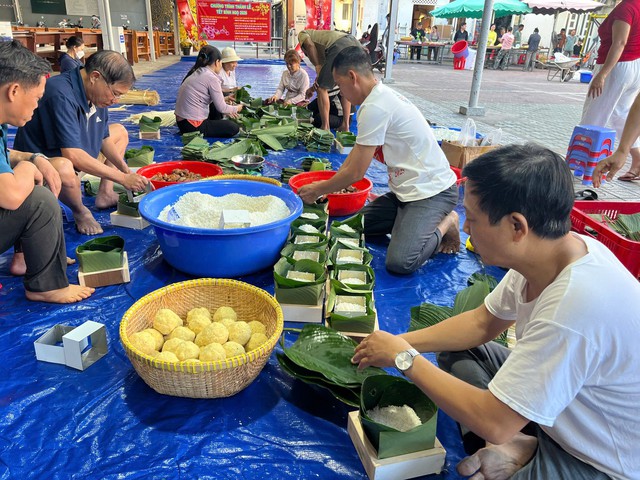 Người C&ocirc;ng gi&aacute;o ở TP.HCM đến nh&agrave; thờ g&oacute;i b&aacute;nh chưng l&agrave;m điều đặc biệt dịp tết  - Ảnh 4.
