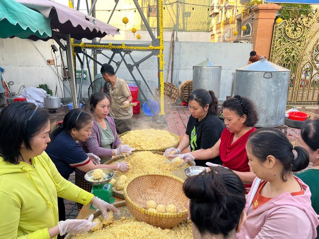 Người C&ocirc;ng gi&aacute;o ở TP.HCM đến nh&agrave; thờ g&oacute;i b&aacute;nh chưng l&agrave;m điều đặc biệt dịp tết  - Ảnh 3.