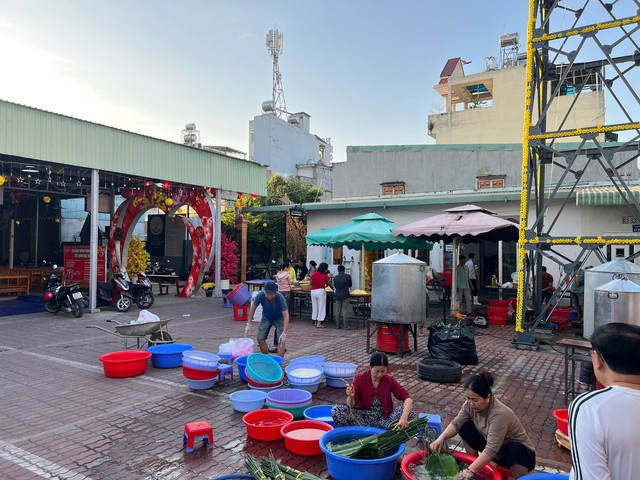 Người C&ocirc;ng gi&aacute;o ở TP.HCM đến nh&agrave; thờ g&oacute;i b&aacute;nh chưng l&agrave;m điều đặc biệt dịp tết  - Ảnh 2.