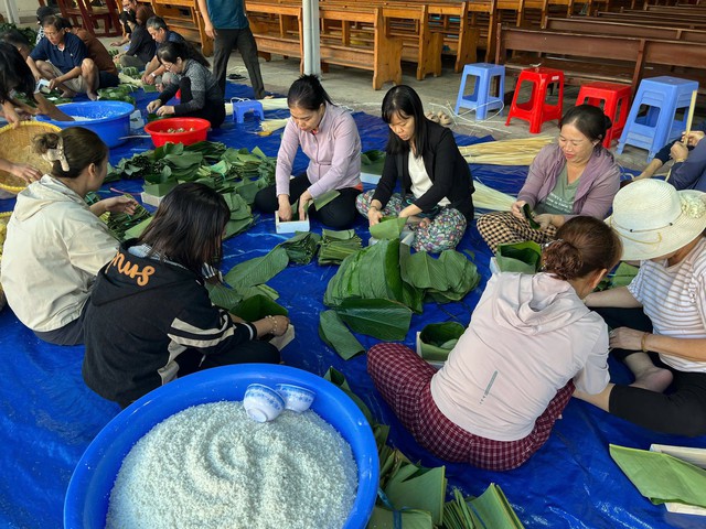 Người C&ocirc;ng gi&aacute;o ở TP.HCM đến nh&agrave; thờ g&oacute;i b&aacute;nh chưng l&agrave;m điều đặc biệt dịp tết  - Ảnh 5.