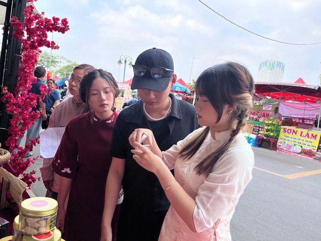 Chợ hoa 'Tr&ecirc;n bến dưới thuyền' hot rần rần: Giới trẻ check-in trước giờ G - Ảnh 8.