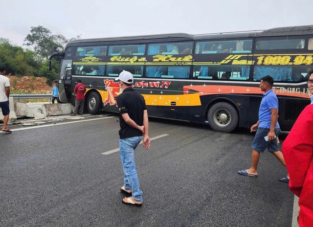 Xe kh&aacute;ch t&ocirc;ng dải ph&acirc;n c&aacute;ch, cao tốc Cam L&acirc;m - Vĩnh Hảo &ugrave;n tắc cục bộ- Ảnh 2.