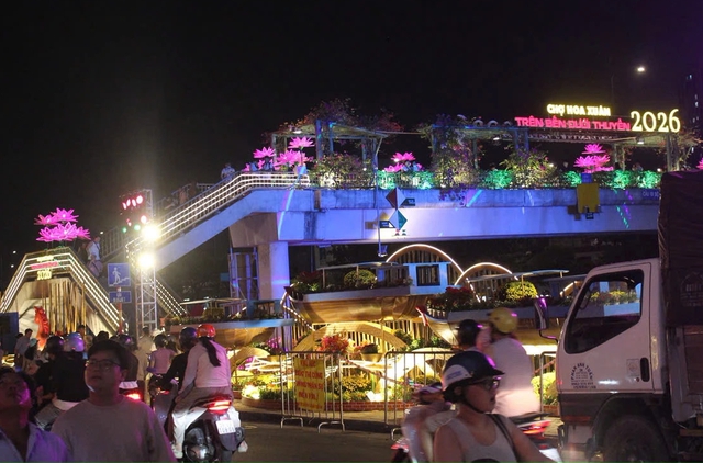 Chợ hoa 'Tr&ecirc;n bến dưới thuyền' hot rần rần: Giới trẻ check-in trước giờ G - Ảnh 2.