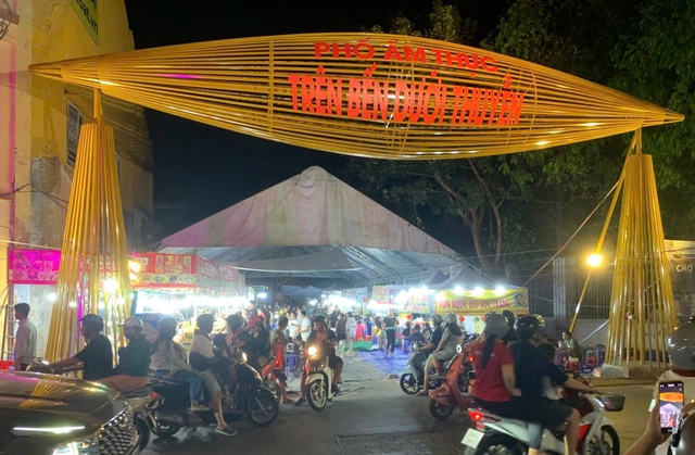 Chợ hoa 'Tr&ecirc;n bến dưới thuyền' hot rần rần: Giới trẻ check-in trước giờ G - Ảnh 6.