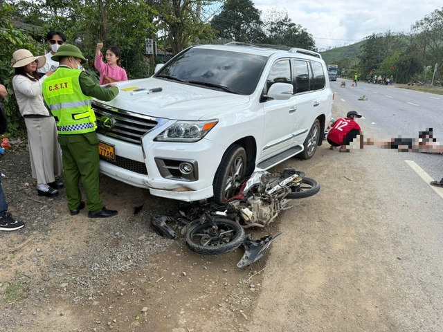 Tai nạn giao th&ocirc;ng giữa &ocirc; t&ocirc; biển số L&agrave;o v&agrave; xe m&ocirc; t&ocirc;, một người tử vong- Ảnh 1.