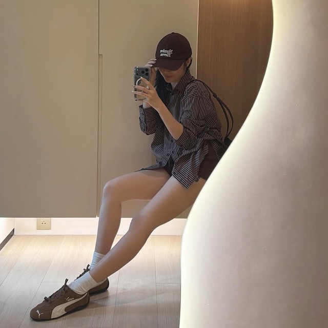 Áo sơ mi kẻ sọc và những công thức phối đồ dễ áp dụng hằng ngày- Ảnh 9.