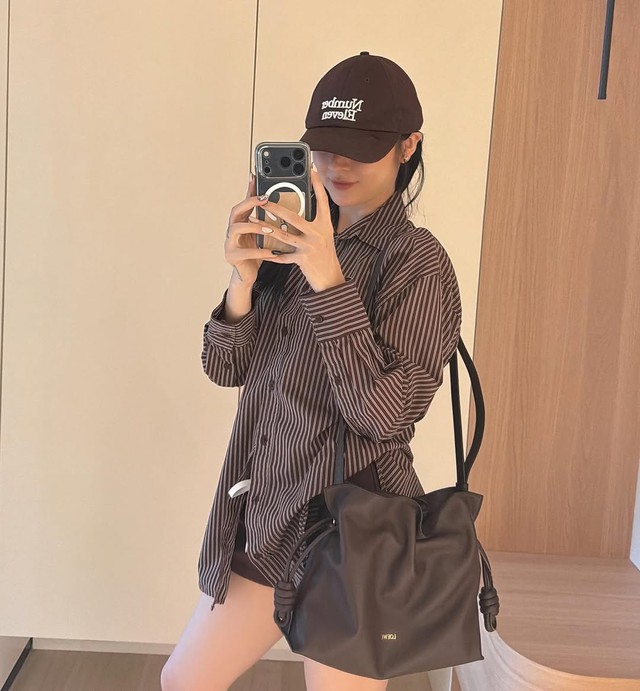 Áo sơ mi kẻ sọc và những công thức phối đồ dễ áp dụng hằng ngày- Ảnh 10.