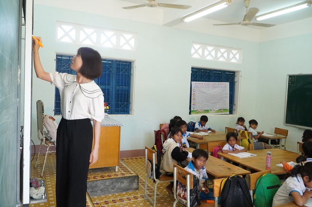 L&agrave;ng 'ốc đảo' lần đầu ăn tết trong &aacute;nh s&aacute;ng- Ảnh 2.