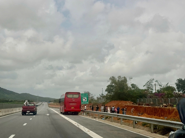 Mạo hiểm dừng xe 'checkin' tr&ecirc;n cao tốc: C&aacute;i gi&aacute; phải trả nặng cỡ n&agrave;o? - Ảnh 1.