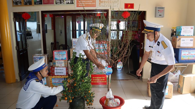 Tết của những 'cột mốc sống' tr&ecirc;n biển, m&atilde;i v&igrave; chủ quyền Tổ quốc thi&ecirc;ng li&ecirc;ng- Ảnh 4.