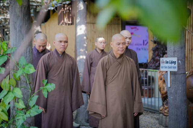 Dọn b&agrave;n thờ ng&agrave;y tết c&oacute; được di chuyển b&aacute;t hương kh&ocirc;ng? - Ảnh 3.