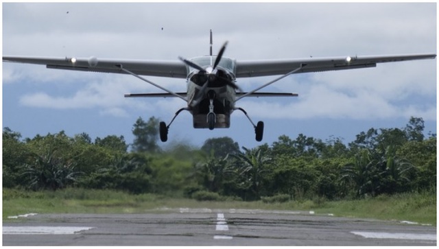 M&aacute;y bay chở kh&aacute;ch bị bắn l&uacute;c hạ c&aacute;nh ở Indonesia- Ảnh 1.