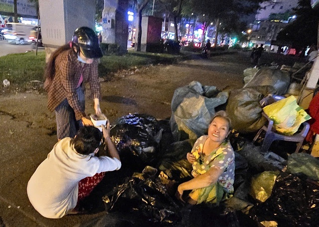 Người phụ nữ 'm&oacute;t' &aacute;o quần nu&ocirc;i những m&ugrave;a tết xa qu&ecirc;- Ảnh 1.