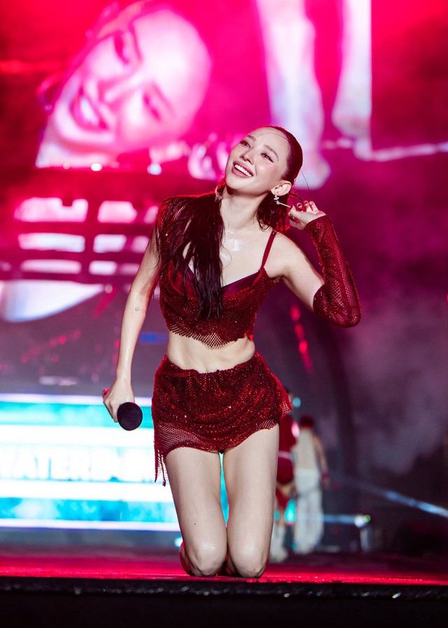 'Cho&aacute;ng v&aacute;ng' gi&aacute; c&aacute;t s&ecirc; ca sĩ cuối năm - Ảnh 2.