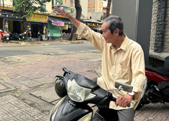 Xe &ocirc;m v&agrave; 'b&atilde;o' xe c&ocirc;ng nghệ ở TP.HCM: 'Gi&agrave; rồi, mắt k&eacute;m, tay chậm'- Ảnh 3.