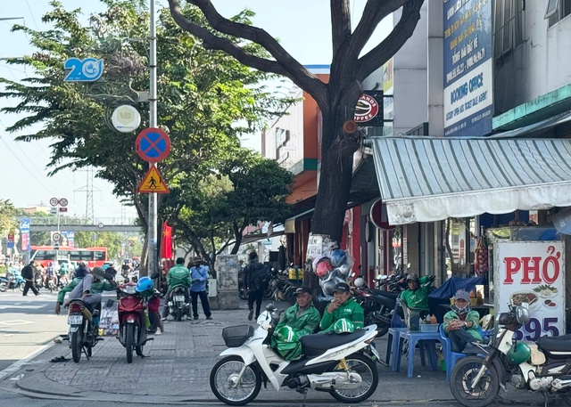 Xe ôm và 'bão' xe công nghệ ở TP.HCM: Phận đời cố giữ 'cần câu cuối'- Ảnh 2. Xe ôm và 'bão' xe công nghệ ở TP.HCM: Phận đời cố giữ 'cần câu cuối'- Ảnh 2.