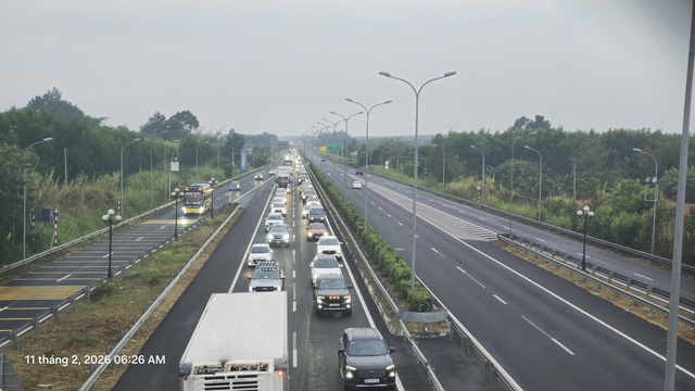 Kẹt xe cao tốc TP . HCM - Long Th&agrave;nh - Dầu Gi&acirc;y s&aacute;ng sớm 24 th&aacute;ng chạp 2026 - Ảnh 1.