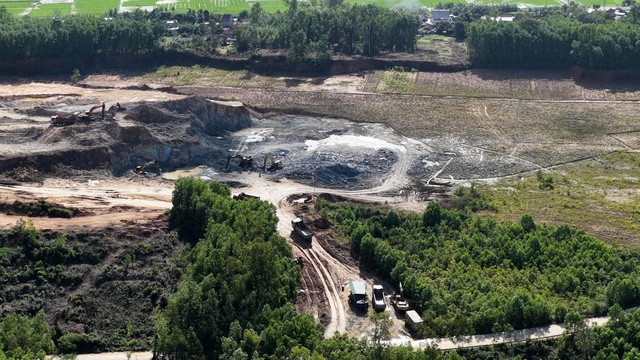 Quảng Ng&atilde;i: C&ocirc;ng an v&agrave;o cuộc vụ khai th&aacute;c kho&aacute;ng sản tại mỏ đất n&uacute;i Lệ Thủy- Ảnh 3.